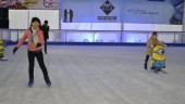 JORNADA PARA VALIENTES. Visitantes a la pista de hielo prueban sus habilidades a lo largo y ancho del circuito.