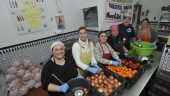 ESFUERZO. Miembros de la Olla Comunitaria cocinan en un piso ubicado enfrente de la sede de la Asociación de Vecinos Passo.