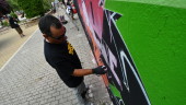 OCIO. Uno de los grafiteros invitados a participar en “20 años de Hip Hop”, mientras trabaja en su obra en el parque Vandelvira.