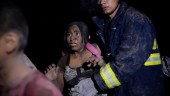 RESCATE. Una mujer es salvada por los equipos de emergencia de Guatemala.