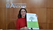 PRESENTACIÓN. La concejal Candela Fuentes muestra el cartel con la programación de las actividades. 