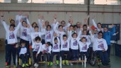 FOTO DE FAMILIA. Participantes de la jornada inclusiva de tenis de mesa en La Salobreja organizada por Hujase Jaén y la Asociación Down Jaén.
