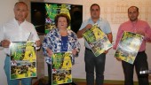 Germán Aguayo, Pilar Parra, Víctor Torres y Amador Lara exhiben el cartel de la competición en la rueda de prensa.