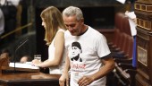 El diputado Diego Cañamero con una camiseta de apoyo a Bódalo en el Hemiciclo.