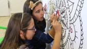 DIVERSIÓN. Dos niñas pintan uno de los mandalas que quedaban sin colorear en la tercera planta del hospital.