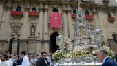PASO. El Corpus Christi inicia su recorrido por las calles de la ciudad tras cruzar la entrada de la Catedral.