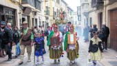 CELEBRACIÓN. La hermandad de Canarias delante del trono de San Isidro durante la procesión extraordinaria celebrada, con motivo del encuentro nacional de hermandades y cofradías. Abajo, cofrades con trajes típicos vinculados con el patrón de los agricultores.