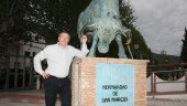 Sebastián Medina, junto a la escultura del toro ensogao de Beas de Segura. 