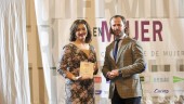 La empresaria María José Gámez recibió su premio de manos de Javier Martos, director general de Mancha Real Obras.