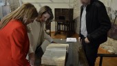 INTERÉS. Pilar Salazar y Ana Cobo atienden las explicaciones de Juan del Arco sobre los documentos de Cervantes. 