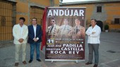 FIESTA. Carmelo García, Pedro Rodríguez y Antonio Sáez, junto al cartel del espectáculo. 
