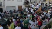FIESTA. Los jugadores del Atlético Mancha Rea saludan a los aficionados desde la caravana que recorrió las calles del municipio.