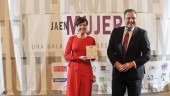 Cristina Villanueva recoge el premio de manos del presidente del Consejo de Administración de DIARIO JAÉN S. A., Eleuterio Muñoz.