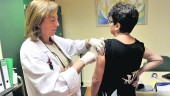 MEDICACIÓN. Una doctora pone la vacuna contra la gripe a una paciente en el centro Virgen de la Capilla.