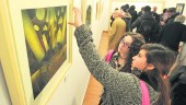 EXPECTACIÓN. Dos alumnas de la “José Nogué” observan una de las obras de los artistas japoneses.
