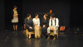 ESCENA. Los actores de la compañía jiennense Small Clowns representan “Bodas de sangre” en el teatro Darymelia de Jaén.