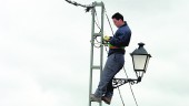 TAREA. Un técnico revisa los cables de un poste de luz para que todo funcione de manera correcta y sin incidentes.