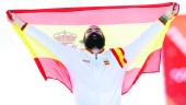 emoción. Regino Hernández celebra su medalla de bronce con los brazos extendidos y una bandera de España.