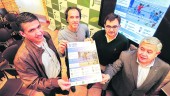 APUESTA. José Ignacio Fernández, Javier Chica, Juan Ángel Pérez y Antonio Rosales, con el cartel.