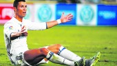 descontento. Cristiano Ronalde prostesta desde el suelo en el partido de liga contra Las Palmas.