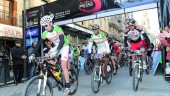 competición. Ciclistas, en la primera edición de la Andalucía Bike Race, a su paso por Bernabé Soriano.