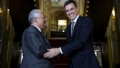 DESDE LISBOA. Sánchez estrecha la mano del primer ministro de Portugal, Antonio Costa.