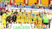 VICTORIA. Los jugadores del Jaén Paraíso Interior posan con la copa de campeones de Andalucía.