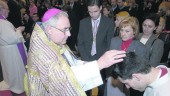 RECORDADO. Santiago García Aracil impone la ceniza en el inicio de la Cuaresma de 2003 y el obispo conversa durante una entrevista para Diario JAÉN.