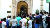 Alumnos se manifiestan en la entrada del edificio del Conservatorio de Música. Sobre estas líneas, un detalle del mal estado del edificio.