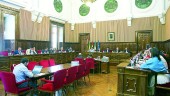 DEBATE. La Corporación provincial celebra la sesión plenaria, en la Diputación. 
