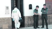 CALLE MOLINO DE VIENTO. Un guardia civil accede a la vivienda robada, mientras dos compañeros vigilan. 