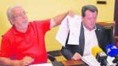 CLAROS Y MUY DIRECTOS. Juan Sánchez y Juan Fernández muestran un recibo bancario con la firma de Pilar Parra.