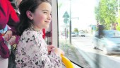 2011. Una niña, ilusionada, mira por la ventanilla del tranvía que circula por la Carretera de Madrid. 