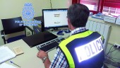 PESQUISAS. Un policía nacional de la Comisaría consulta una base de datos durante una investigación anterior.