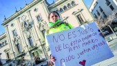 INDIGNACIÓN. Fouzia Bahbahi protesta, en solitario, a las puertas del Ayuntamiento de Jaén. 