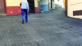 VECINO. Un ciudadano camina por la calle Fernando IV, recién renovada, con asfalto impreso. 