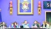 17 DE NOVIEMBRE DE 2017. El alcalde, rodeado de su equipo, en el pleno en el que se aprobó la solicitud del DUSI. 