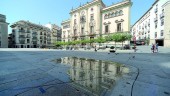 REFLEJO. La sede del Ayuntamiento, reflejada en un charco en la Plaza de Santa María. 