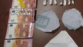 Dinero y gramos de cocaína recuperados por la Guardia Civil.