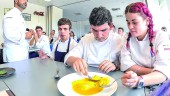 CLASE MAGISTRAL. El chef Kisko García da a probar uno de sus platos a los alumnos de la Escuela Hostelera.