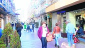 SOCIEDAD. Viandantes transitan por una de las calles más céntricas del casco urbano linarense.