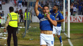 Fran Carles besa el escudo del Linares Deportivo.