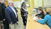 ELECCIONES. Gabriel Ureña, ante la mesa electoral, mientras vota una madre.