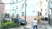 DESCONTAMINACIÓN. Estado de la calle Herrerías, con un solar abandonado, cableado colgando y mal asfalto.