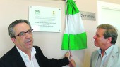 ACTO. El alcalde, Juan Ortega, y el delegado territorial de Medio Ambiente, descubren la placa de inauguración.
