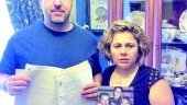 LUCHA. Miguel Martos Delgado y Carmen Garrido muestran la documentación y una foto de la familia.