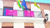 REIVINDICACIÓN. Pancartas colocadas en el balcón principal del Ayuntamiento de Génave.