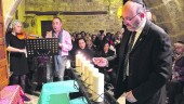 COMEMORACIÓN. Mijail Sofer, rabino de la comunidad Shema Sefarad, enciende una de las seis velas.