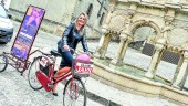 EL ESCENARIO. Lola Marín posa con la bici promocional del concierto de Serrat en la Plaza de Santa María. 