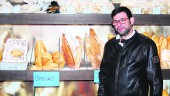 MAESTRÍA. El empresario muestra uno de sus mejores productos, junto a un expositor de pan caliente.